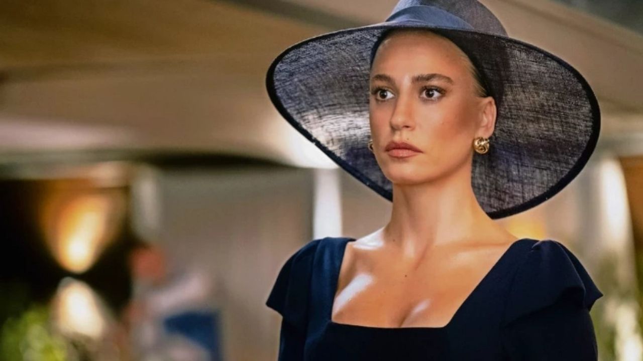 Serenay Sarıkaya YSL Defilesinde İlk Kez O Unvanı Aldı